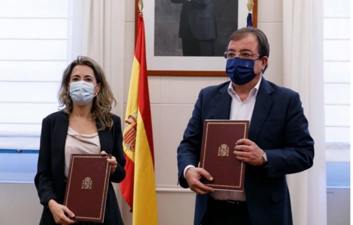 La ministra de Transportes, Raquel Sánchez, y el presidente de la Junta, Guillermo Fernández Vara