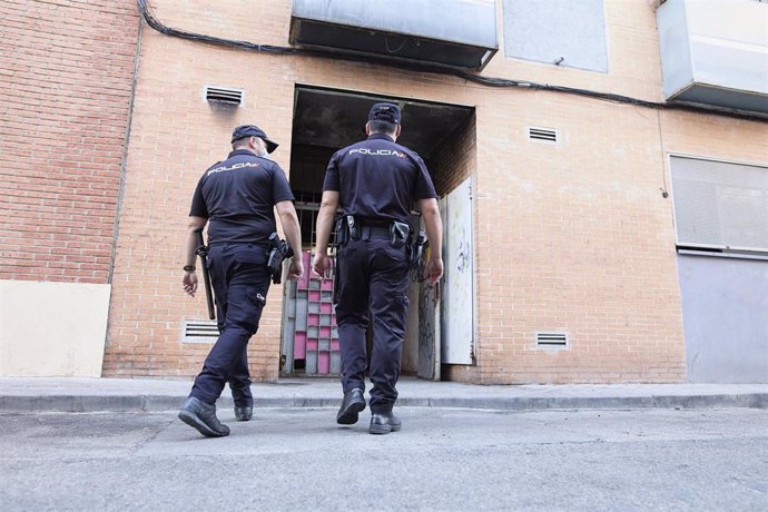 Archivo - Agentes de la Policía Nacional entran en un edificio que estaba okupado