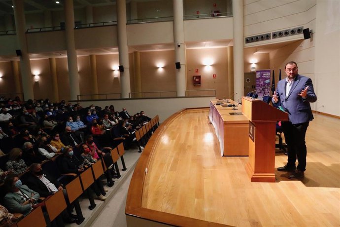 El presidente del Principado, Adrián Barbón en su intervención en la inauguración de la jornada 'Mujer y deporte' organizada por el Club Deportivo Manuel Llaneza.