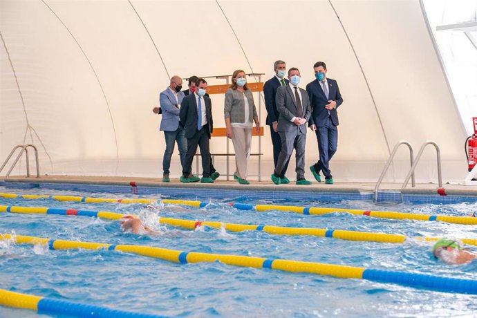 El presidente de C-LM, Emiliano García-Page, en la piscina de Fuensalida