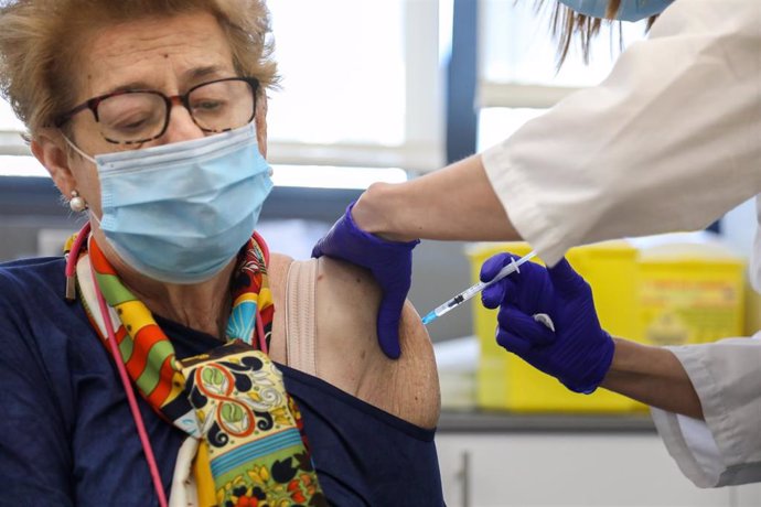 Una persona mayor se vacuna contra la gripe en el centro de Salud Baviera, a 25 de octubre de 2021, en Madrid, (España). 