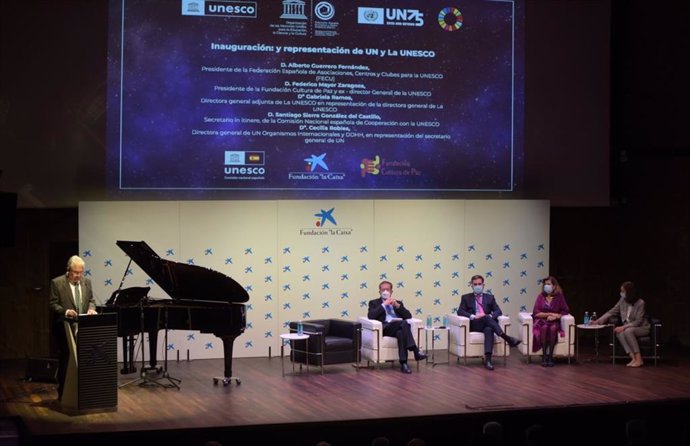 Fotografía del 75 aniversario de la fundación de Naciones Unidas y la UNESCO en CaixaForum.