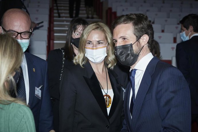 La vicesecretaria de Organización del PP, Ana Beltrán y el presidente del PP, Pablo Casado, a su llegada a la apertura del XXIV Congreso Nacional de la Empresa Familiar en el Palacio de Congresos y Auditorio Baluarte, a 25 de octubre de 2021 en Pamplona.