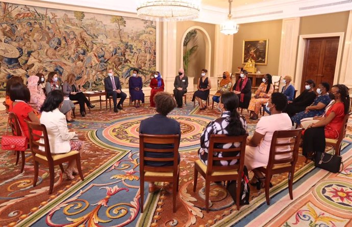 Felipe VI recibe en audiencia a 20 mujeres líderes del Mediterráneo y África del Programa Raisa.