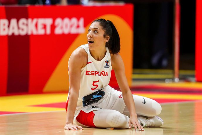 Archivo - Cristina Ouviña en el suelo durante un partido con la selección española
