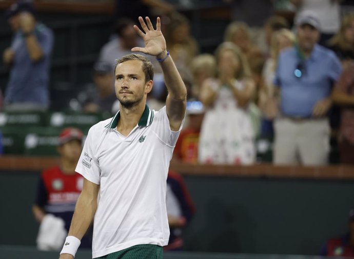 09 October 2021, US, Indian Wells: Russian tennis player Daniil Medvedev celebrates after defeating USA's Mackenzie McDonald during their Men's Singles Round of 64 match during the BNP Paribas Open Tennis Tournament at the Indian Wells Tennis Garden. Ph