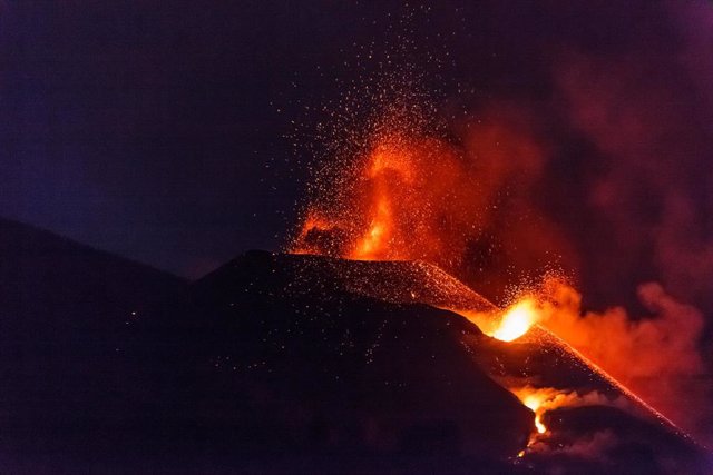 Lava and pyroclasts emitted by the Cumbre Vieja volcano, on October 20, 2021, in La Palma, Santa Cruz de Tenerife, Canary Islands, (Spain).  The lava that expels the Cumbre Vieja volcano already devastates 866.1 hectares of surface in La Palma --54.3 more in the