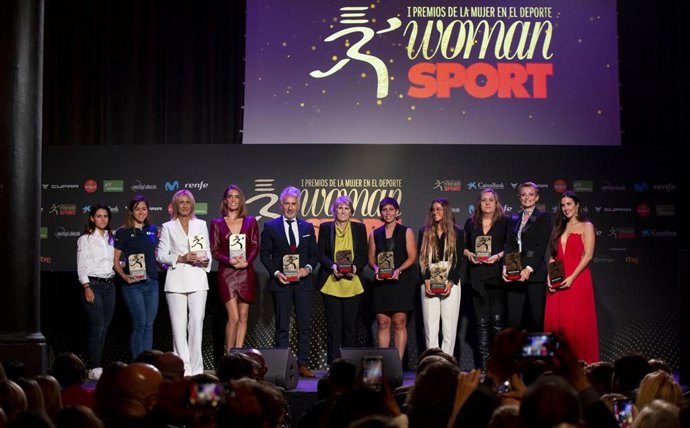 Foto de familia de los premiados en la I edición de 'Woman in Sport'