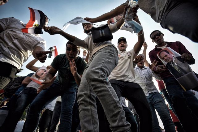 Archivo - 02 October 2020, Egypt, Cairo: Supporters of Egyptian President Abdel Fattah al-Sisi dance and wave flags during a pro-government rally, held on the occasion the 6th of October war anniversary, near the Unknown Soldier Memorial. Photo: Sayed H