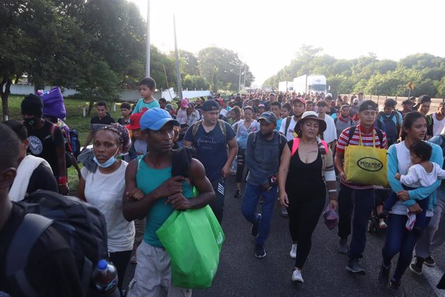 24 October 2021, Mexico, Huehuetan: Migrants from Central America, Cuba, Venezuela, Colombia and Haiti walk during the second day of the caravan of migrants towards Mexico City. More than 2,000 people have set off from the Mexican city of Tapachula, near 