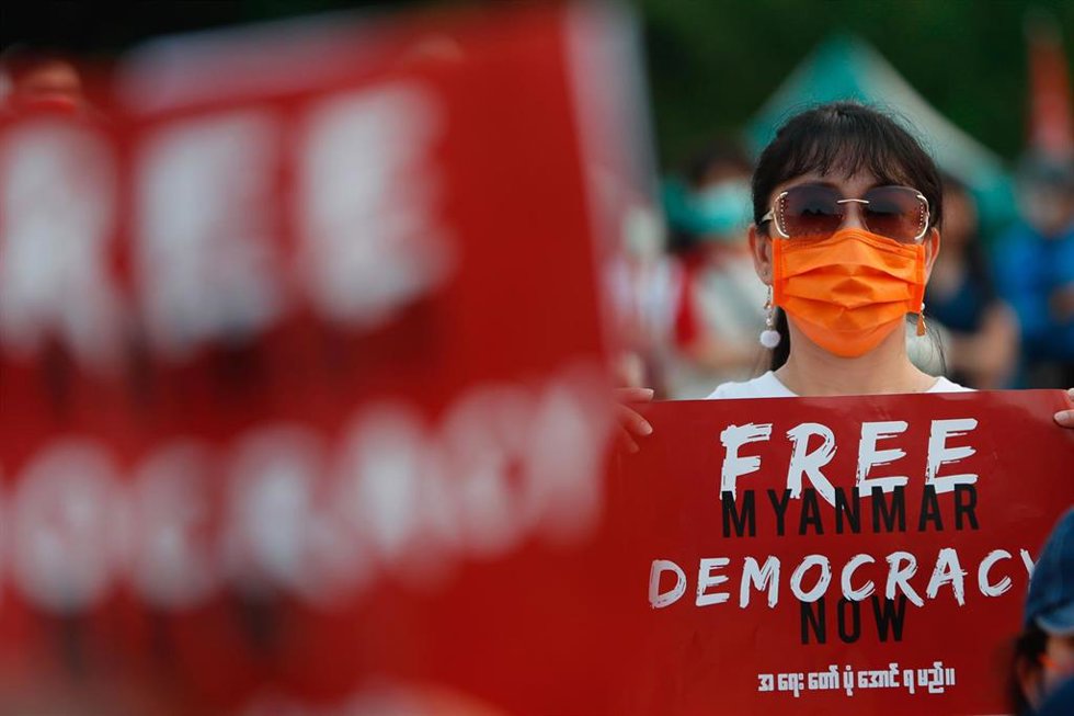 Archivo - Un manifestante sostiene una pancarta durante una protesta frente a la Plaza de la Libertad de Taipéi para conmemorar a los manifestantes caídos durante las manifestaciones contra los asesinatos y el golpe militar en Myanmar. 