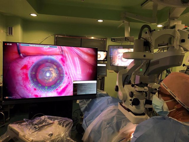 Archivo - El Hospital Clínico de Zaragoza incorpora a la cirugía de cataratas la visualización del ojo en tres dimensiones.