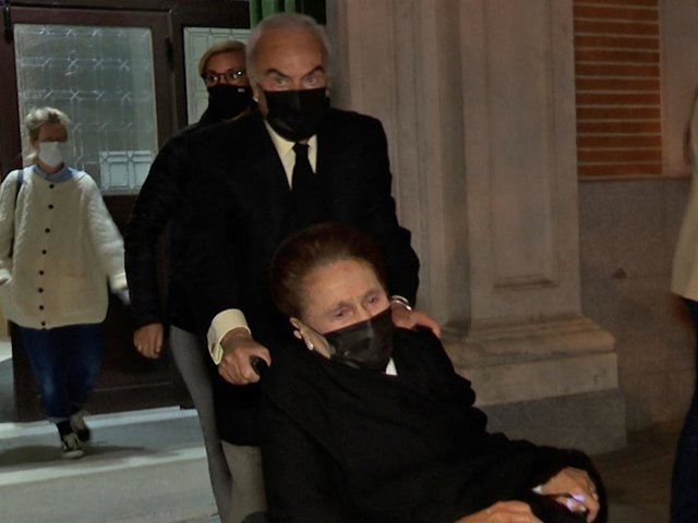 Doña Margarita, el doctor Zurita y María Zurita, a su salida del funeral por María de Gracia Solís