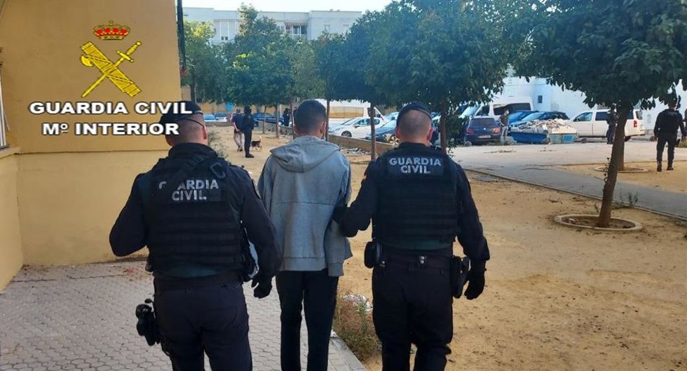 Momento de la detención de uno de los miembros de una red acusada de robar armas a cazadores para cometer robos.