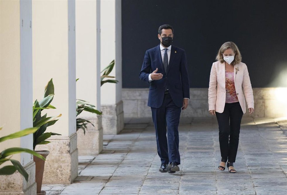 Archivo - El presidente de la Junta de Andalucía, Juanma Moreno, y la vicepresidenta primera del Gobierno y ministra de Asuntos Económicos y Transformación Digital, Nadia Calviño, el pasado 20 de septiembre, en el Palacio de San Telmo de Sevilla