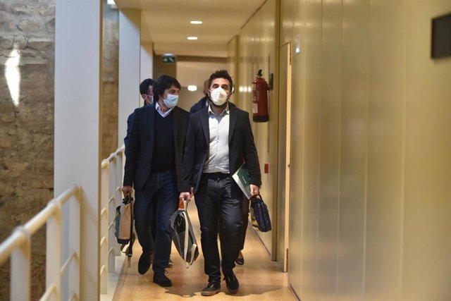 El consejero de Sostenibilidad, Transición Ecológica y Portavocía, Álex Dorado, llega con su equipo al Parlamento de La Rioja para informar de las cuentas de su departamento para 2022