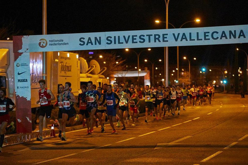 Archivo - Varios corredores participan en la categoría Élite Masculina de la carrera San Silvestre Vallecana 2020, 