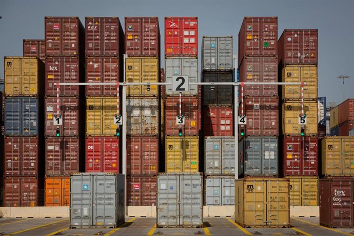 Archivo - Contenedores de mercancías en el muelle de descarga del Puerto de Barcelona, en Catalunya (España).