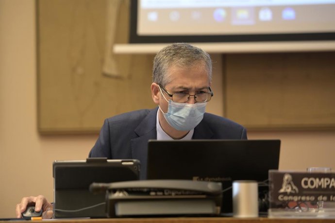 El gobernador del Banco de España, Pablo Hernández de Cos, a su llegada a una Comisión de Presupuestos en el Congreso de los Diputados, a 25 de octubre de 2021, en Madrid, (España). La comparecencia tiene como objetivo informar sobre el Proyecto de Ley 