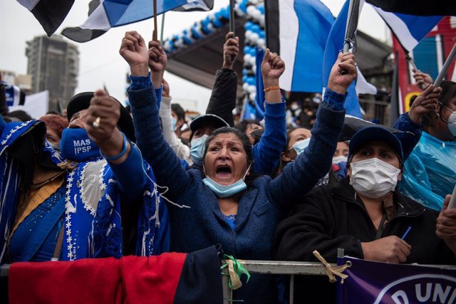 Archivo - Manifestantes a favor del MAS en Bolivia.