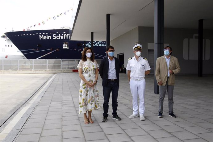 Archivo - El conseller de Turismo, Iago Negueruela (2i), tras recibir  al buque 'Mein Schiff 2', el primer crucero que visita Baleares en 2021