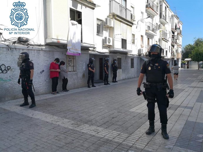 Operación desplegada por la Policía Nacional en la barriada Santa Isabel (Esquina del Gato), en San Juan de Aznalfarache, en Sevilla.