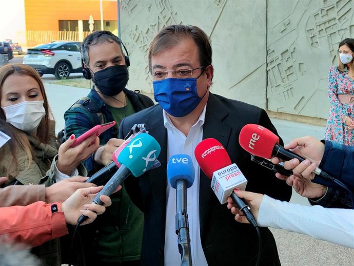 Guillermo Fernández Vara, responde a los medios de comunicación.