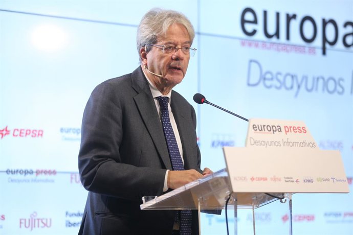 El comisario europeo de Economía, Paolo Gentiloni, interviene en un Desayuno Informativo de Europa Press en el Auditorio Meeting Place, a 26 de octubre de 2021, en Madrid, (España).