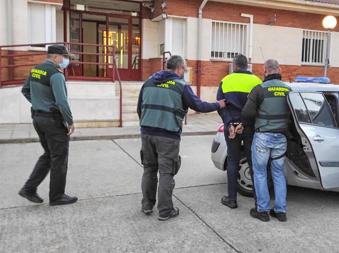 Imagen facilitada por la Guardia Civil de la detención de un hombre en Palencia por acosar a su expareja