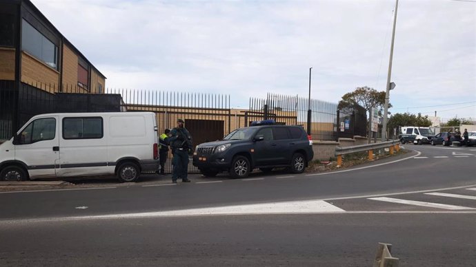 Agentes en uno de los registros domiciliarios llevados a cabo en Vícar (Almería) en la operación 'Romalina'