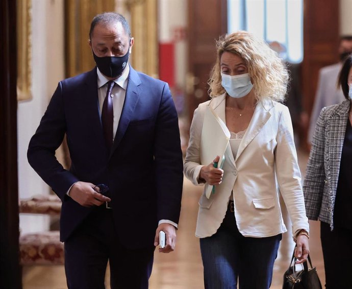 El vicepresidente primero del Congreso de los Diputados por el PSOE, Alfonso Rodríguez Gómez de Celis, y la presidenta del Congreso de los Diputados, Meritxell Batet (c), se dirigen a una reunión con los miembros de la Mesa de la Cámara, en el Congreso 