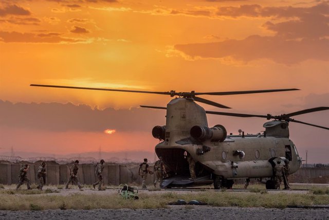 Archivo - Soldados del Ejército de EEUU abordan un helicóptero Chinook CH-47 mientras parten de un puesto de combate remoto conocido como RLZ, cerca de la frontera turca en el noreste de Siria.