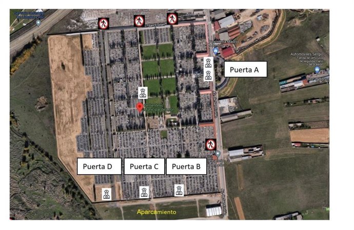 Servicio especial de entrada y salida en el Cementerio de León con motivo de la festividad de Todos los Santos.