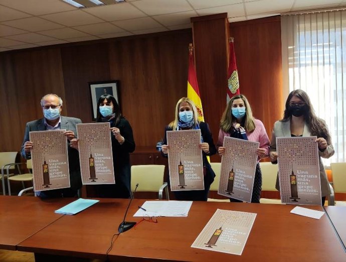 En El Centro, La Delegada Territorial De La Junta En Soria Presenta La Campaña De Vacunación Frente A La Gripe Junto A Responsables De Sanidada