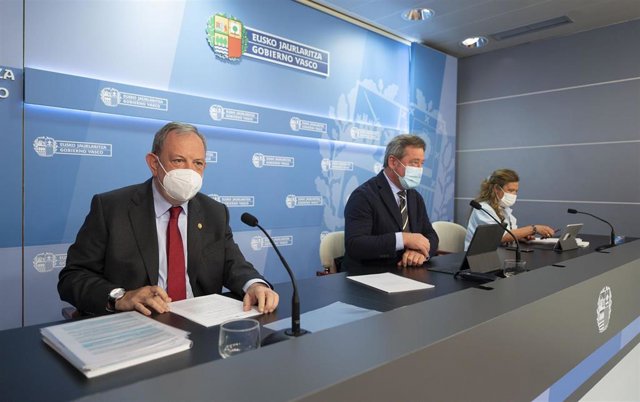 Archivo - El consejero de Economía y Hacienda del Gobierno Vasco, Pedro Azpiazu, en una rueda de prensa tras el Consejo de Gobierno