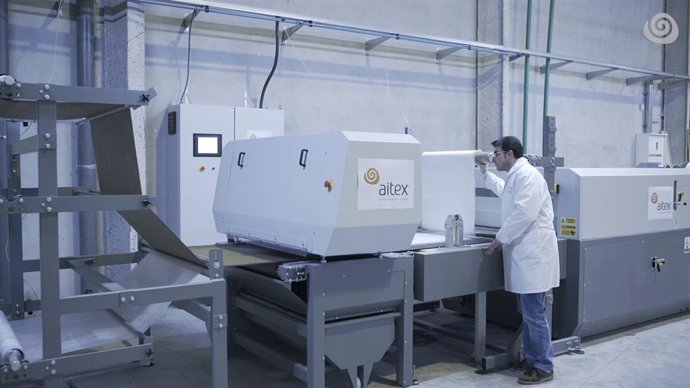 Archivo - Operario utilizando maquinaria en una empresa textil de la Comunitat Valenciana