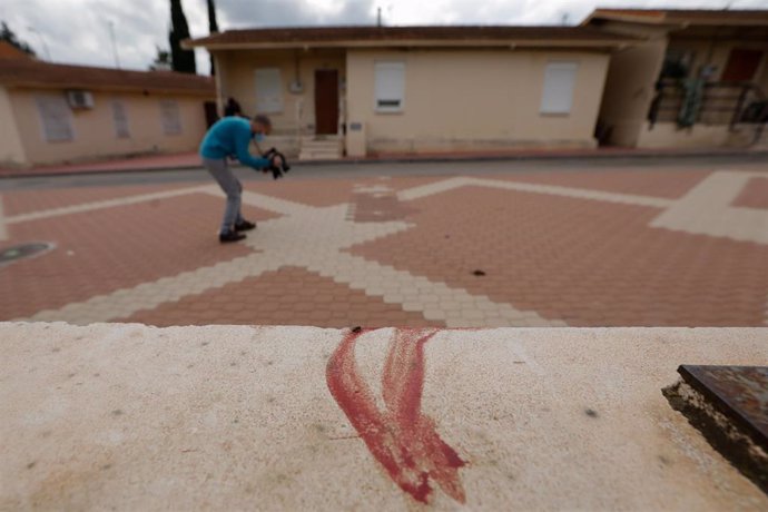 Mancha de sangre en las inmediaciones del domicilio donde un joven ha matado presuntamente a su padre con un arma blanca, a 26 de octubre de 2021, en Campos del Río, Murcia, (España).