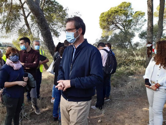 El alcalde de Palma, Jose Hila, y la regidora de Infraestructuras y Accesibilidad, Angélica Pastor, en el Bosque de Bellver.