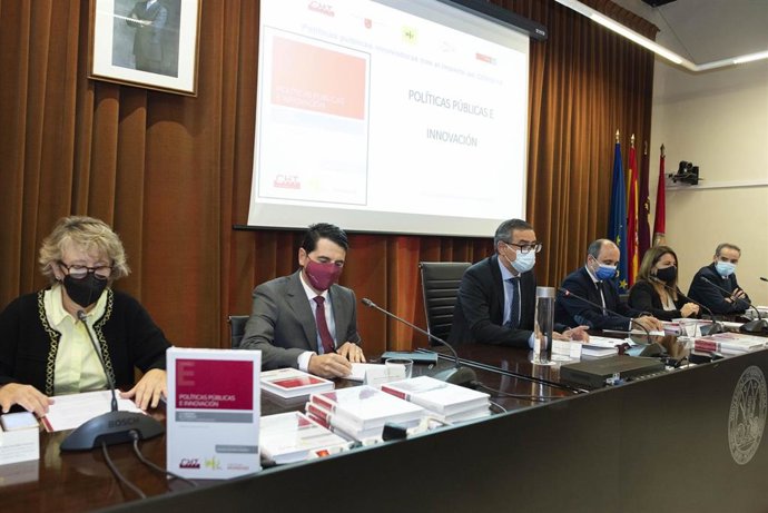 Momento de la rpesentación del libro