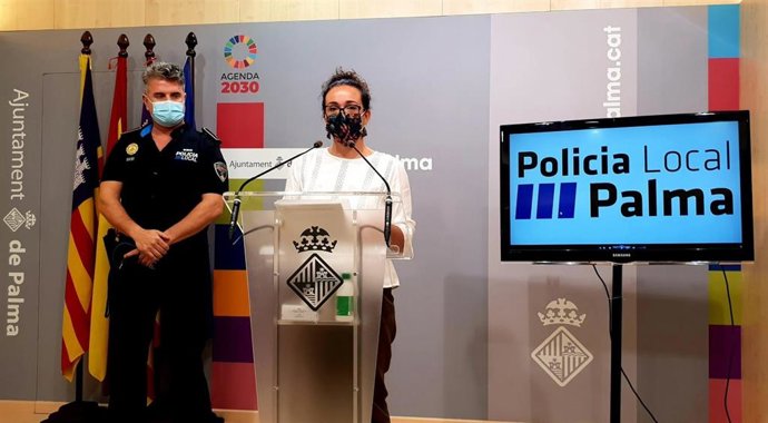 La regidora de Seguridad Ciudadana de Palma, Joana Adrover, en rueda de prensa.