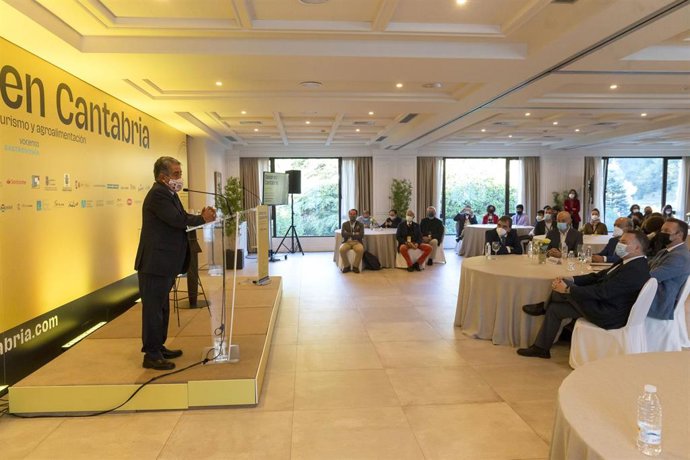 El presidente de Cantabria, Miguel Ángel Revilla, acompañado de los consejeros de Desarrollo Rural, Guillermo Blanco, y de Turismo, Javier López Marcano, inaugura el encuentro de gastronomía, turismo y agroalimentación 'Sabor en Cantabria'