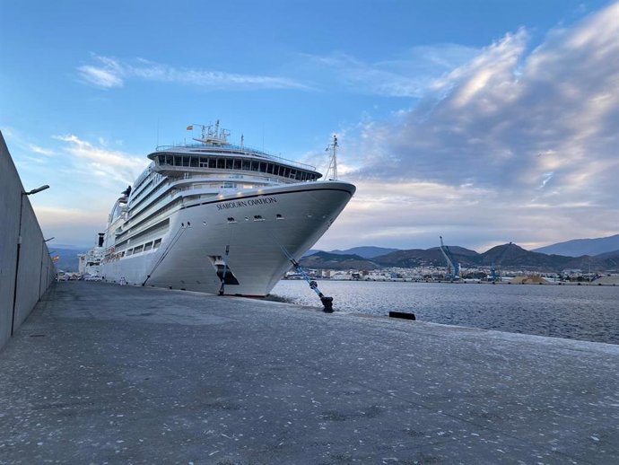El crucero de ultra lujo Seabourn Ovation hace escala en el puerto de Motril (Granada)
