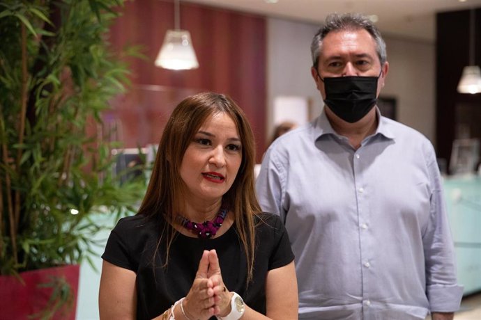 Archivo - La secretaria general del PSOE de Sevilla, Verónica Pérez, en una imagen de archivo junto a Espadas