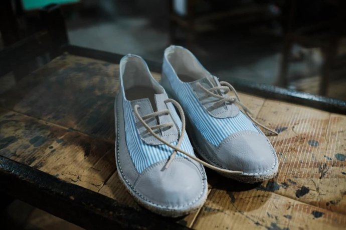 La nueva versión del modelo tradicional de calzado mallorquín, diseñado y realizado por Monge Shoes a partir de ropa de desecho de la Fundación Deixalles.