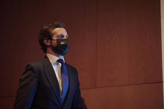 El presidente del PP, Pablo Casado, su llegada a la apertura del XXIV Congreso Nacional de la Empresa Familiar en el Palacio de Congresos y Auditorio Baluarte, a 25 de octubre de 2021, en Pamplona, Navarra, (España).