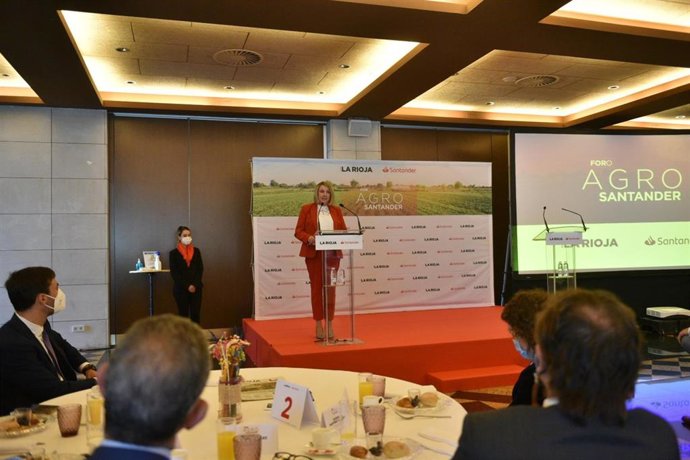 La consejera de Agricultura, Ganadería, Mundo Rural, Territorio y Población, Eva Hita, ha participado hoy en el Foro Agro Santander