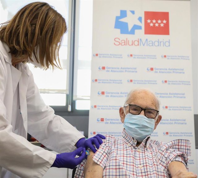 Una persona mayor se vacuna contra la gripe en el centro de Salud Baviera, a 25 de octubre de 2021, en Madrid, (España). Los madrileños mayores de 70 años reciben hoy la vacuna de la gripe, que en esta ocasión se administrará de forma simultánea con la te