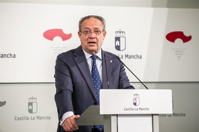 El consejero de Hacienda y Administraciones Públicas, Juan Alfonso Ruiz Molina, en rueda de prensa