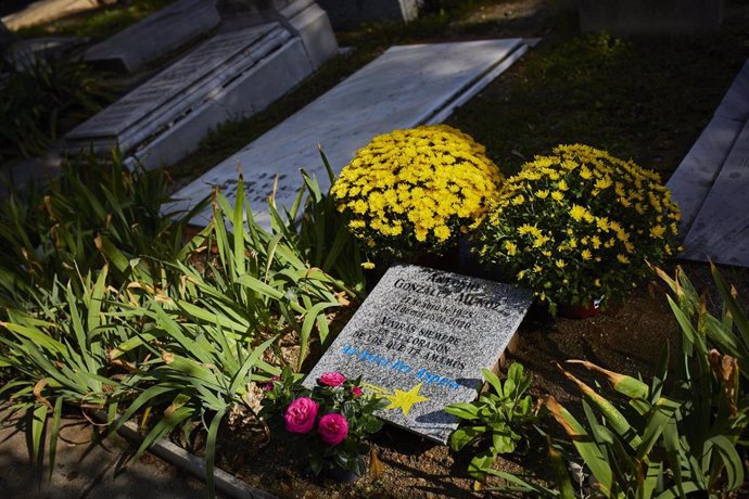 Archivo - Una lápida con flores en el recinto del Cementerio Británico, en Carabanchel, Madrid, (España), 