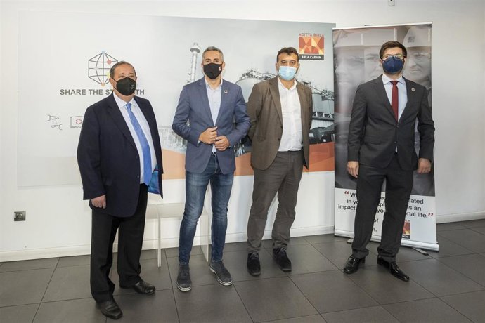 El vicepresidente y consejero de Universidades, Pablo Zuloaga, presenta la resolución provisional de las subvenciones para proyectos de transferencia del conocimiento en la empresa Birla Carbón Spain.